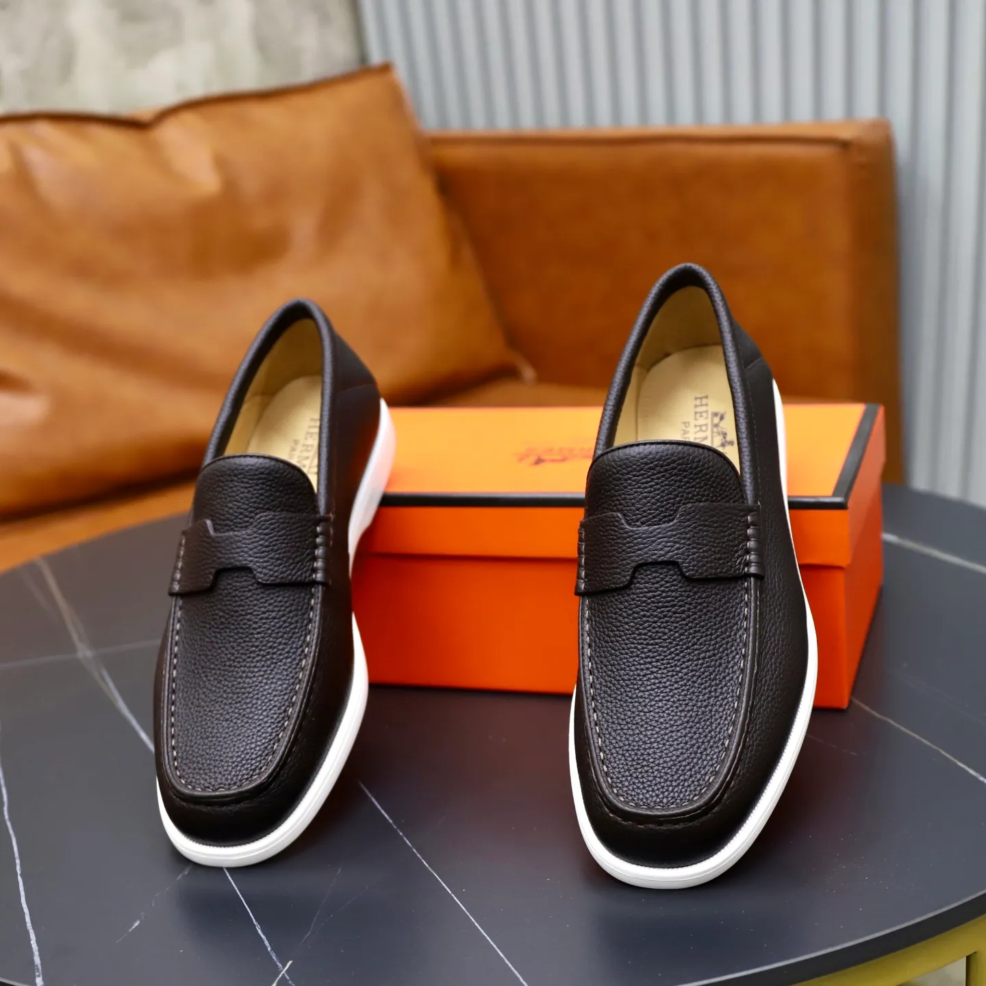 Ex-factory price: 560💰Hermès/Hermès slip-on men's shoes. This shoe is made of imported pebbled cowhide. It has simple and smooth lines and is combined with aerodynamically designed 3CM rubber foam ultra-light soles! Youthful and fashionable, classic H-shaped hardware buckle decoration, calf lining gently wraps the feet, with logo cowhide feet, casual and urban style, highlighting youthful vitality, sports and leisure version, super versatile, code number: 38-39-40-41-42-43-44 standard leather shoe size (45 can be customized but does not support returns)